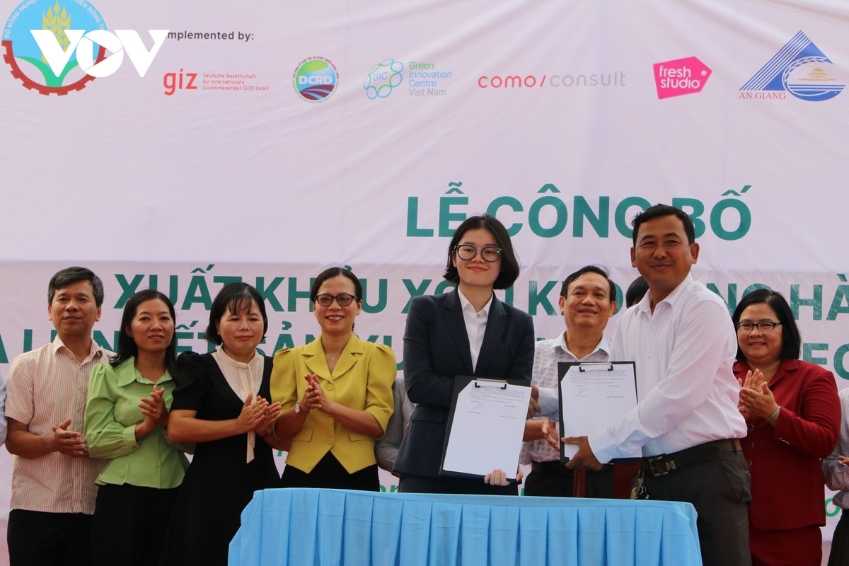 The signing of a memorandum of understanding between Long Binh Agricultural Cooperative and Hoang Phat Fruit Company Limited