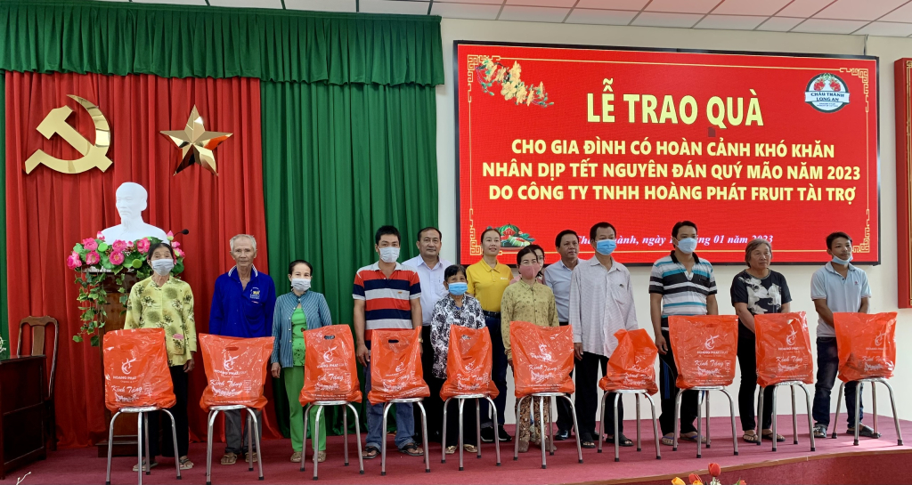 Công ty TNHH Hoàng Phát Fruit tặng 250 phần quà Tết cho các hộ nghèo huyện Châu Thành